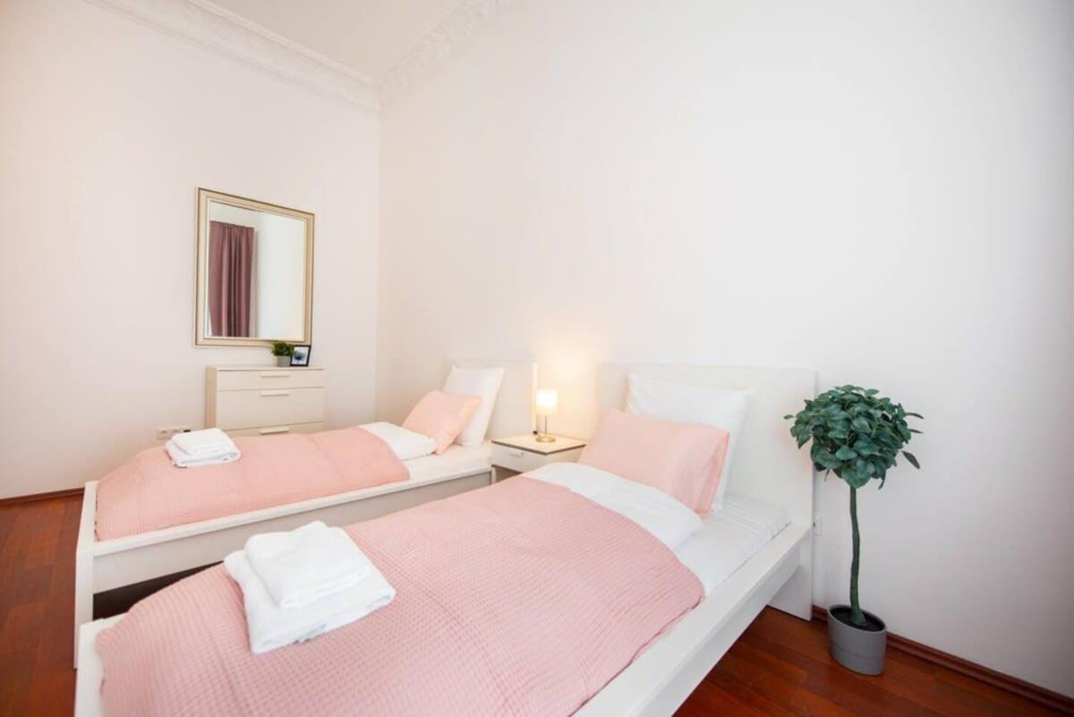 Very Central Convenient Large Ac Place Budapest Exterior photo